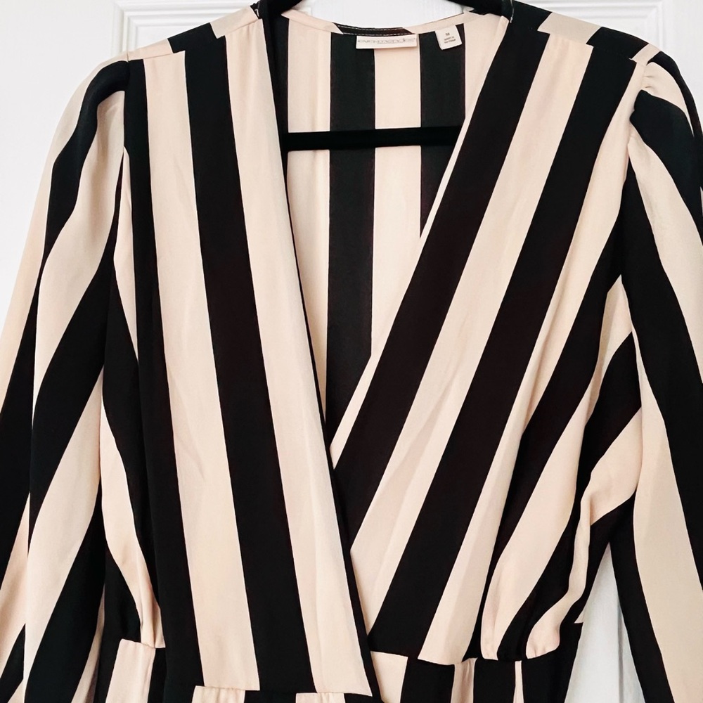 Eva Mendez - Striped Black and Cream Dress